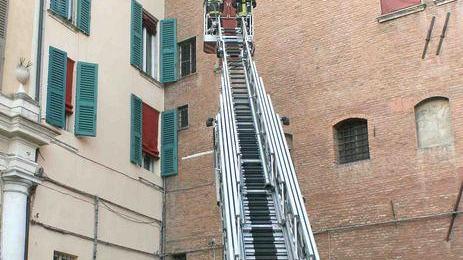 In Piazza Savonarola piovono calcinacci