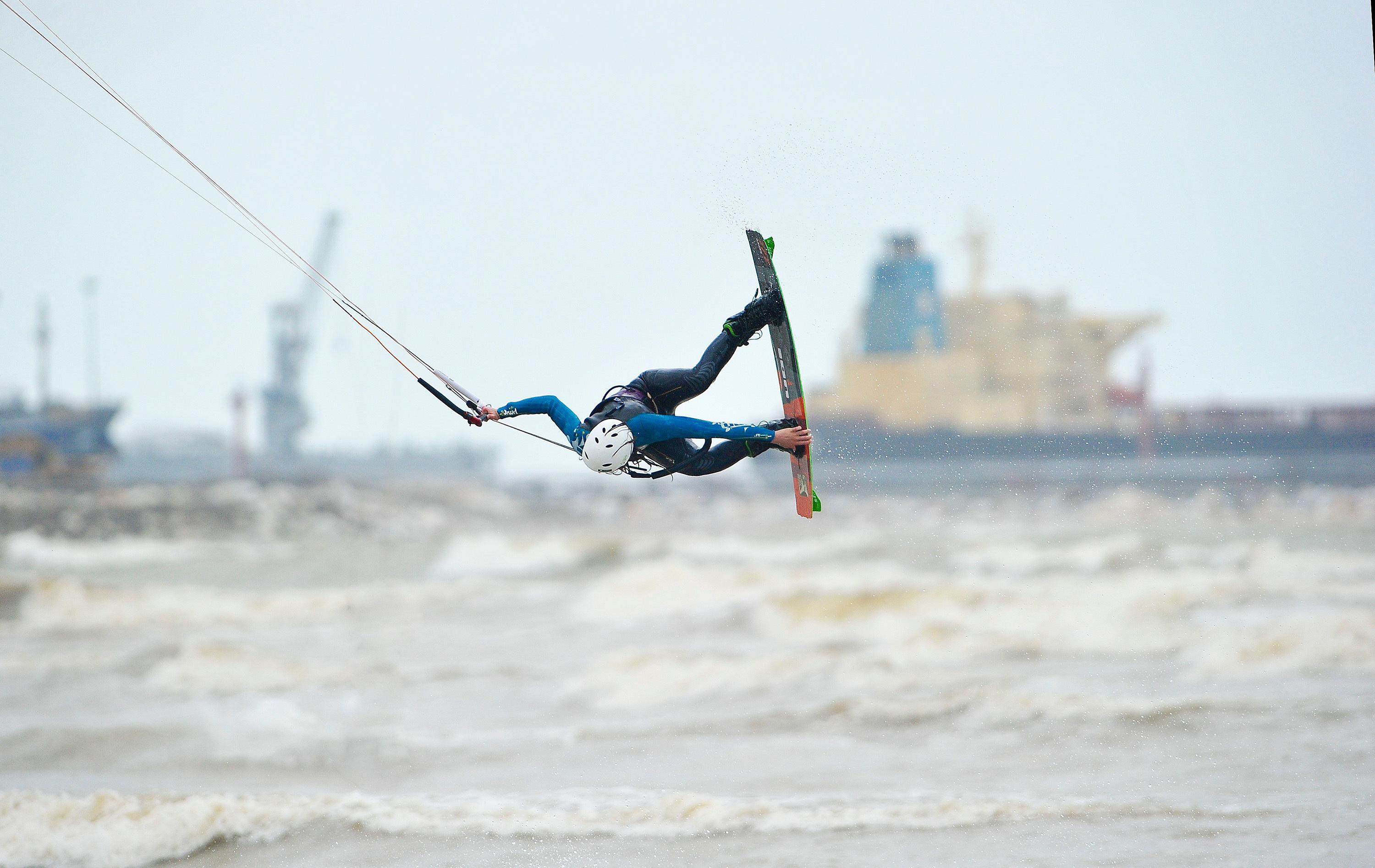 Allarme per un surfista presunto disperso in mare con il kite