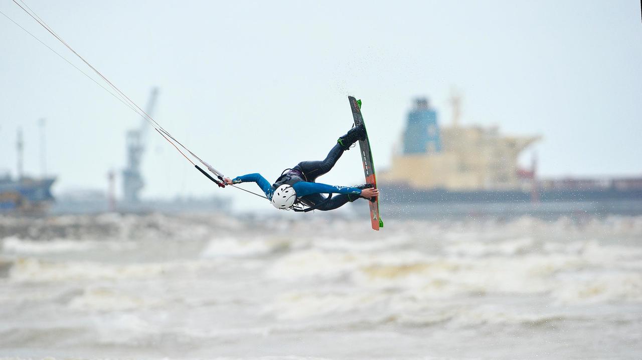 Allarme per un surfista presunto disperso in mare con il kite