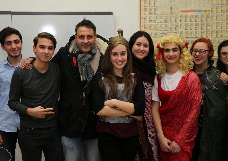 Il sindaco Oreste Giurlani con gli studenti (Foto Nucci)