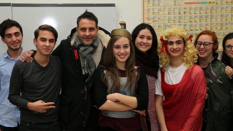 Il sindaco Oreste Giurlani con gli studenti (Foto Nucci)