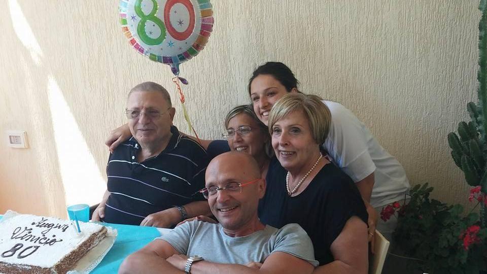 Vinicio Saltini (il prmo a sinistra) con la sua famiglia per la festa di compleanno degli 80 anni