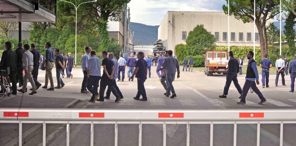 Operai all'interno dello stabilimento di via Ciliegiole (foto Gori)