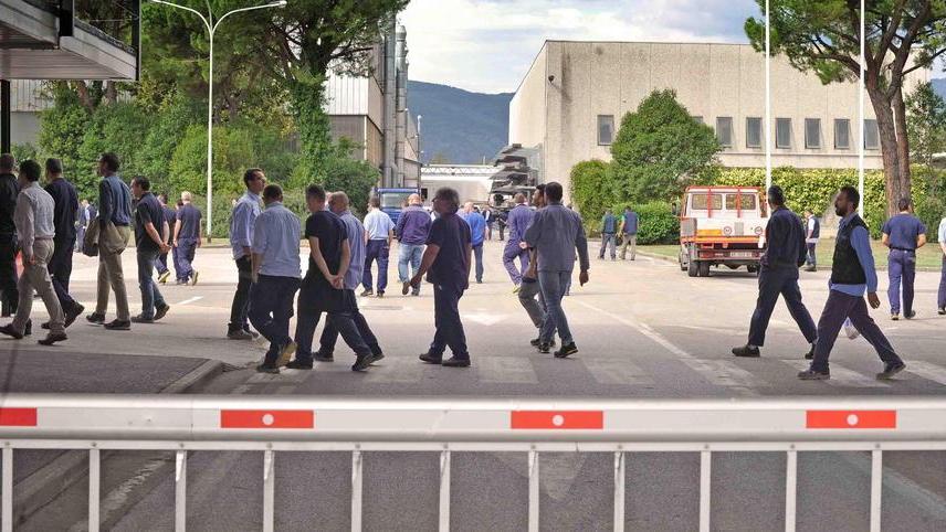 Operai all'interno dello stabilimento di via Ciliegiole (foto Gori)