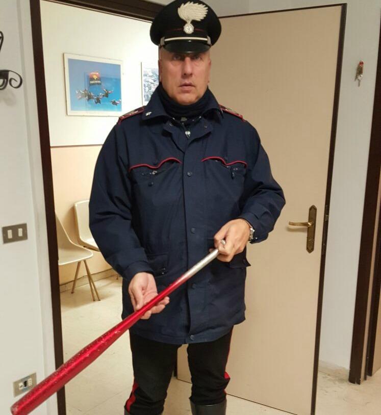 Minaccia di uccidere la moglie, fermato dai carabinieri con una mazza
