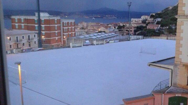 Il campo di calcio della Maddalena innevato nella mattina del 16 gennaio