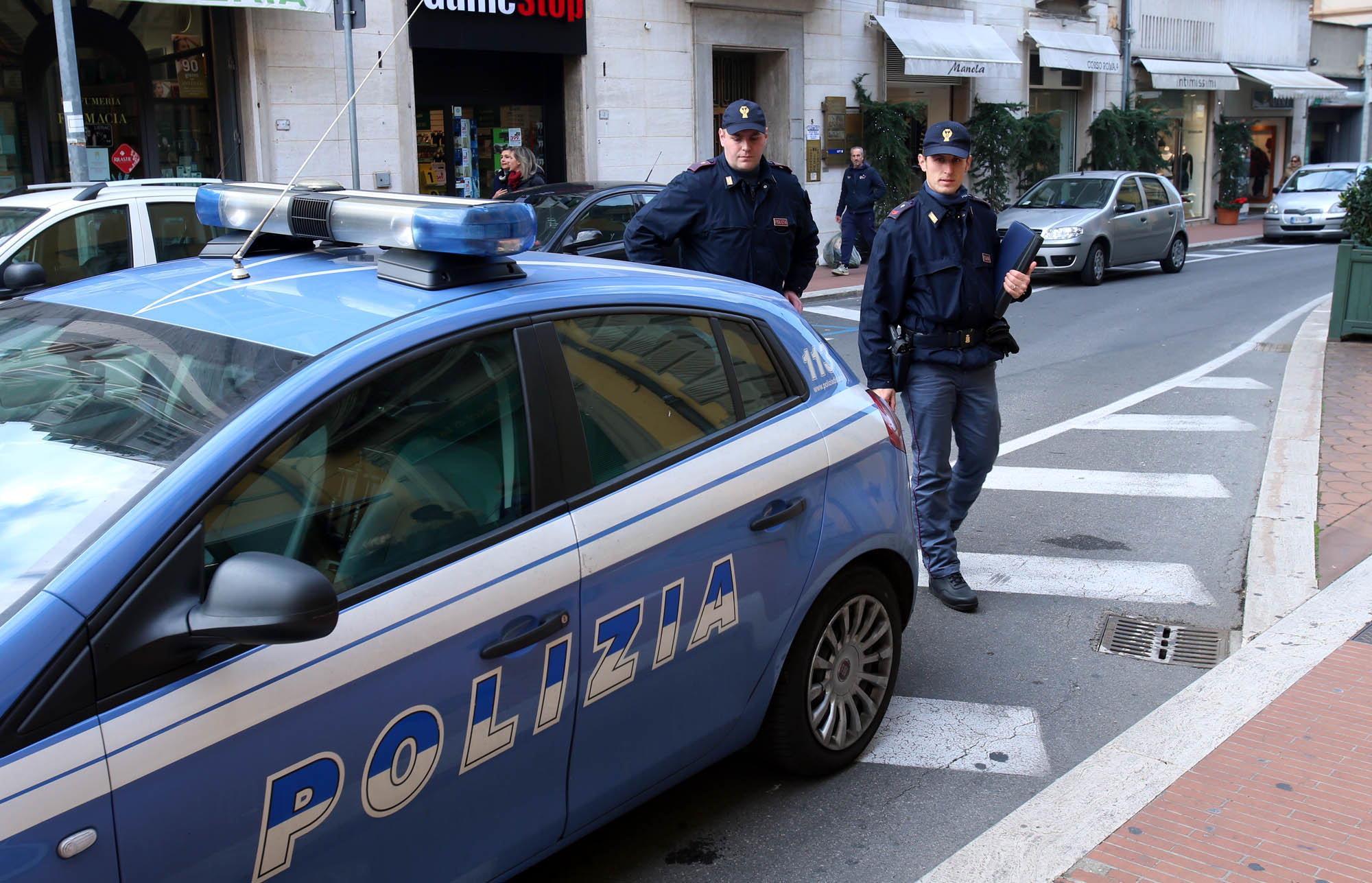 Gli agenti della polizia