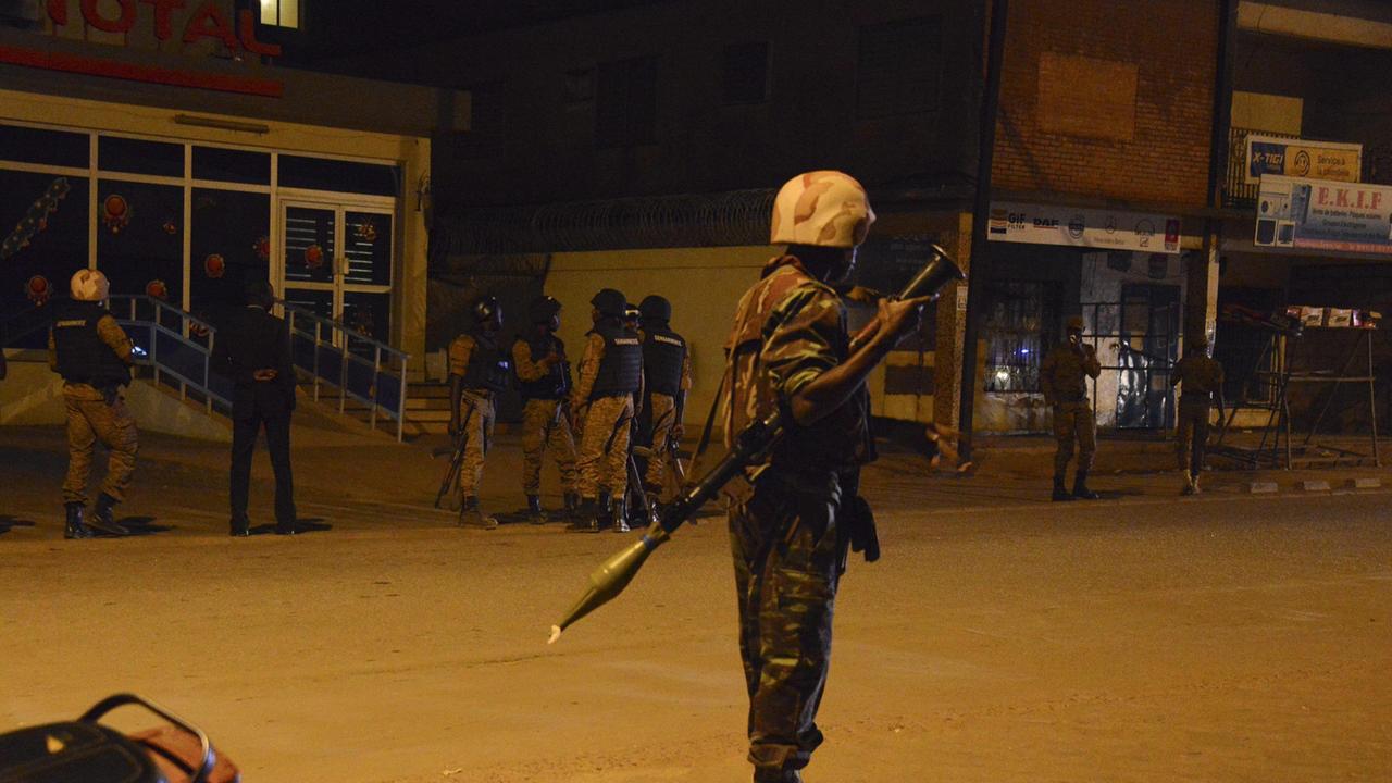 Forze armate nella capitale del Burkina Faso dopo l'attentato (foto Ansa)
