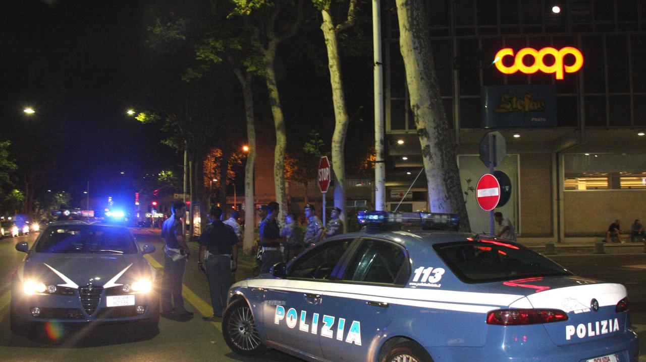 Ubriaco alla guida distrugge tre auto in sosta e si dà alla fuga