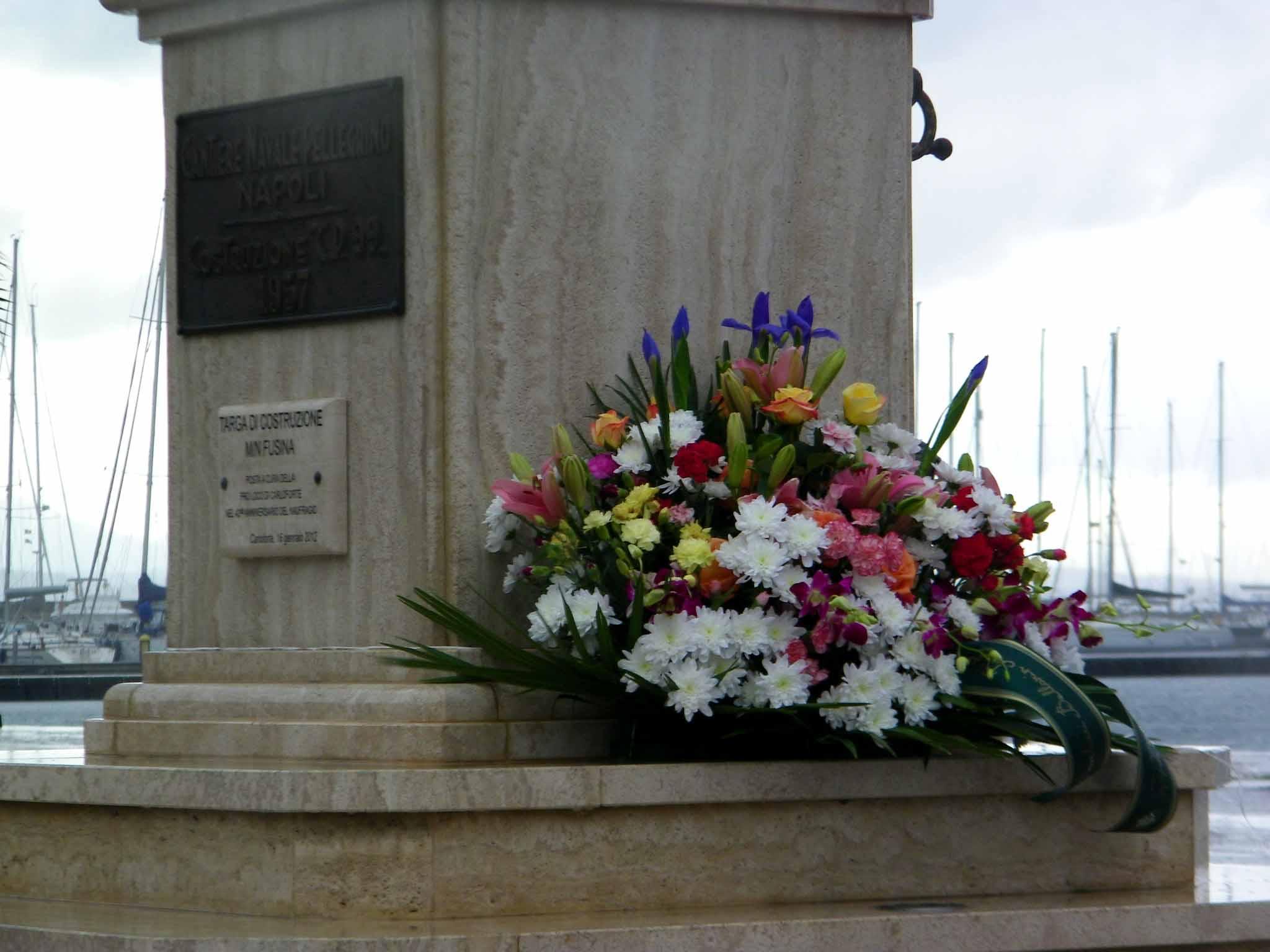 I fiori inviati dalla famiglia del minorenne Angeli Barbieri perito nel naufragio del Fusina, il suo corpo non fu mai ritrovato