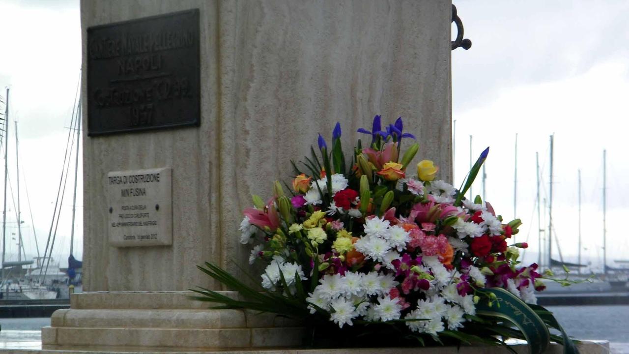 I fiori inviati dalla famiglia del minorenne Angeli Barbieri perito nel naufragio del Fusina, il suo corpo non fu mai ritrovato