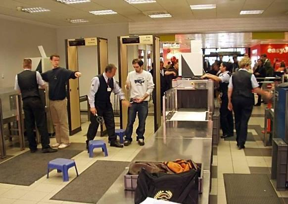 Modenese sale in aereo con coltello e spray urticante senza essere fermato