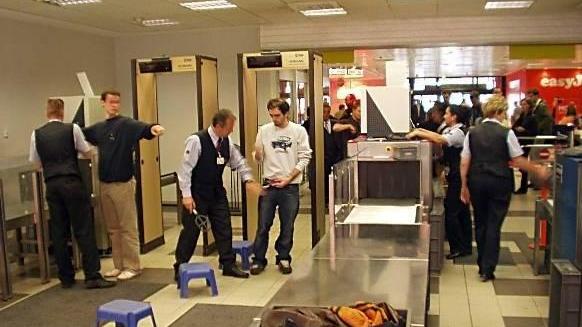 Modenese sale in aereo con coltello e spray urticante senza essere fermato