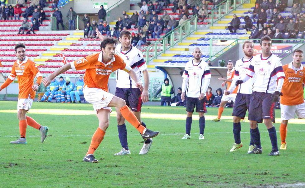 Corrado Colombo nell'azione che ha portato al primo gol arancione
