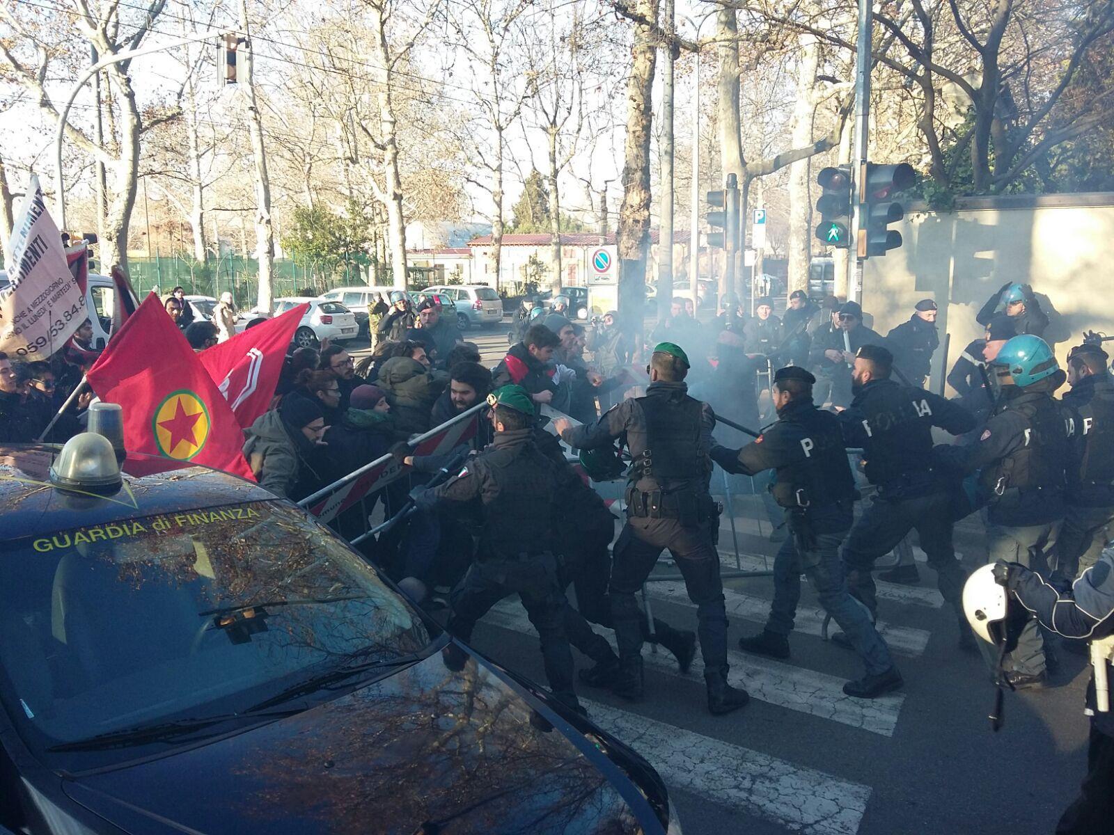 #PiazzeContro: qualche tafferuglio, lacrimogeni e tanta tensione a Modena 