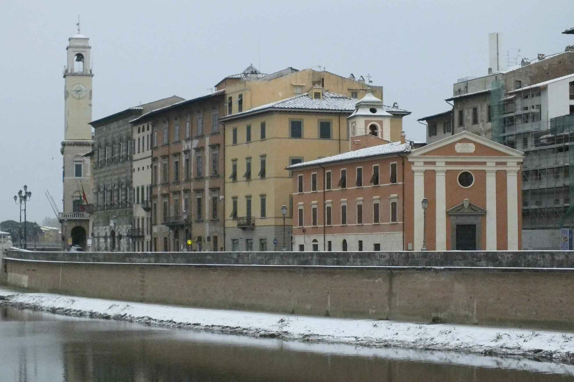 Pisa imbiancata dalla neve nel febbraio 2012 (foto Fabio Muzzi)