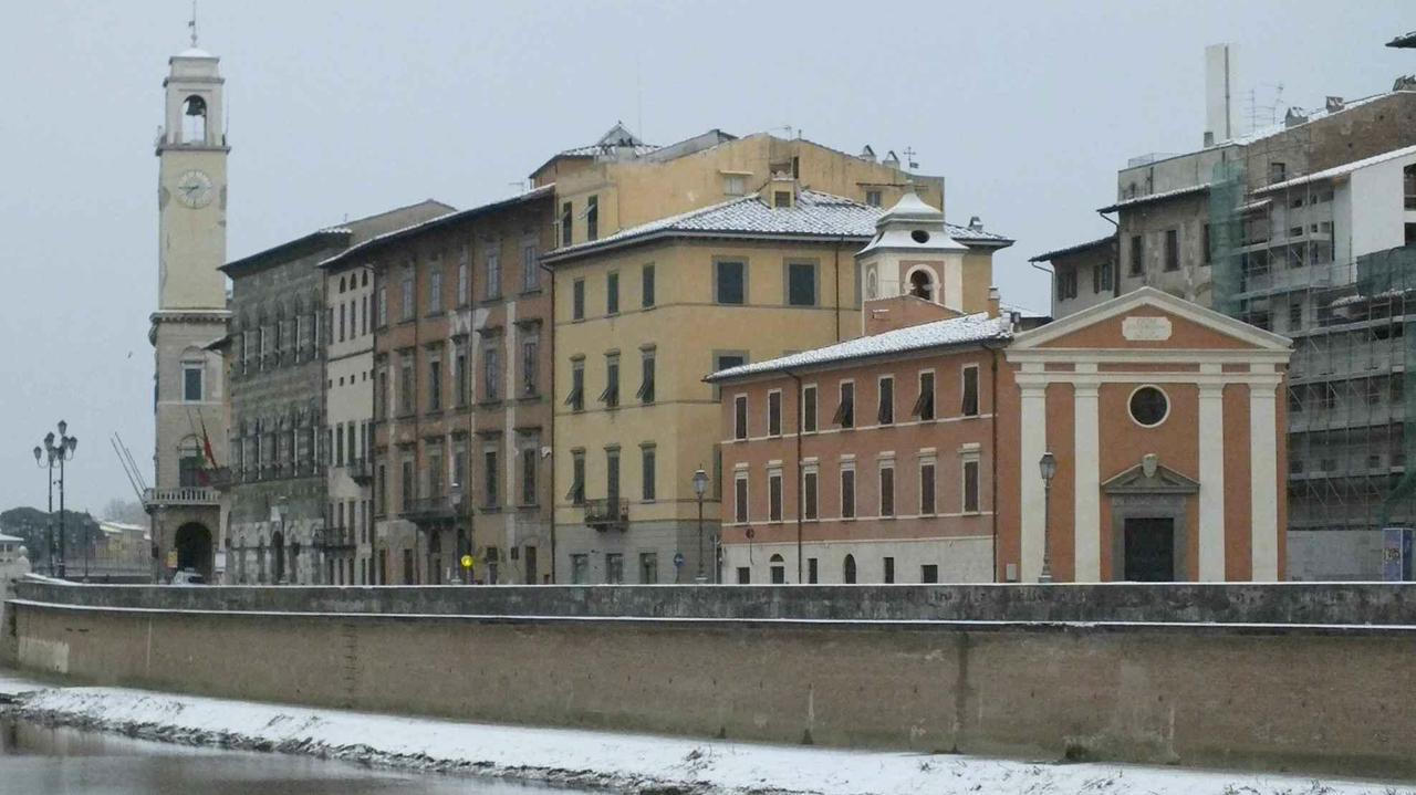 Pisa imbiancata dalla neve nel febbraio 2012 (foto Fabio Muzzi)