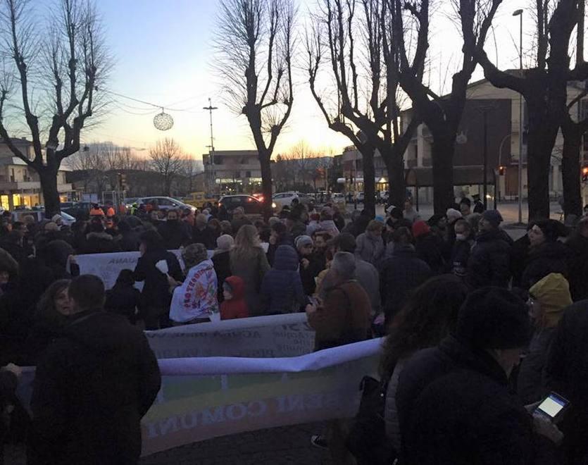 I partecipanti alla fiaccolata in piazza Matteotti