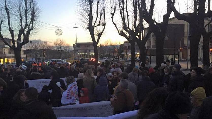 I partecipanti alla fiaccolata in piazza Matteotti
