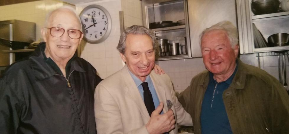 Da sinistra Giuseppe Di Grazia, Armando Sebastiani, attuale titolare del ristorante Da Peppino a Milano e un amico