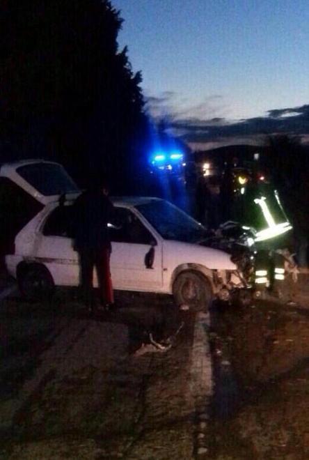 Grave un giovane con la macchina contro un albero 