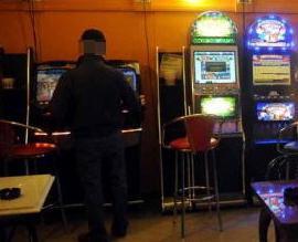 Lascia la figlia in auto per le slot: arrestato 