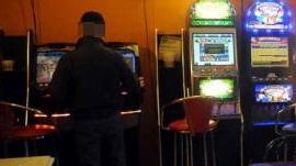 Lascia la figlia in auto per le slot: arrestato