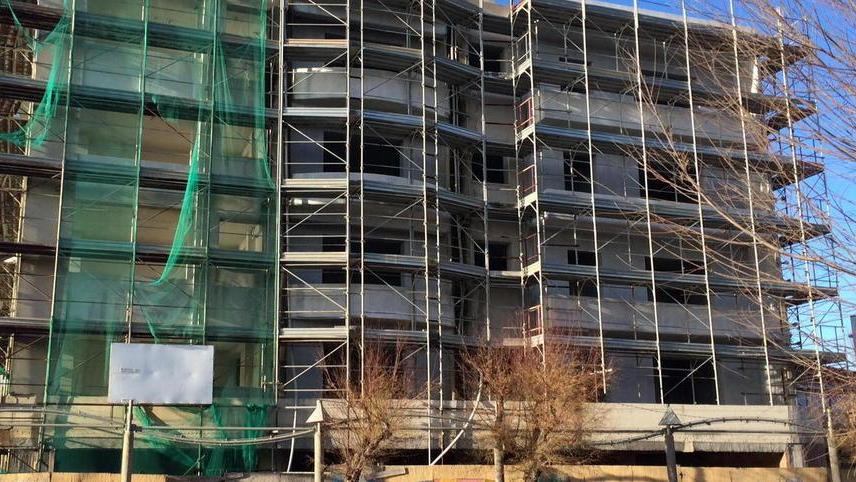 Paura all’ex hotel Lido crollo in un ponteggio