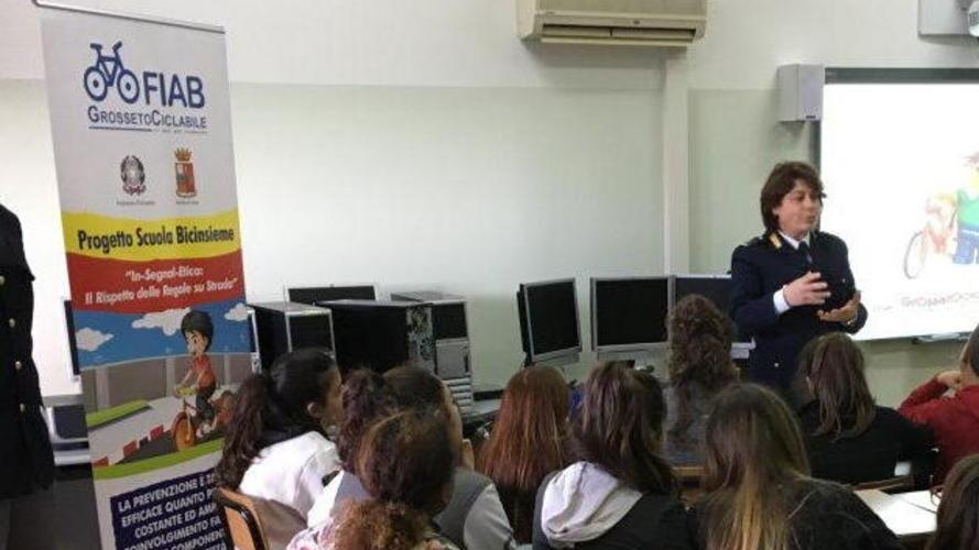 I ragazzi vanno a lezione di bicicletta