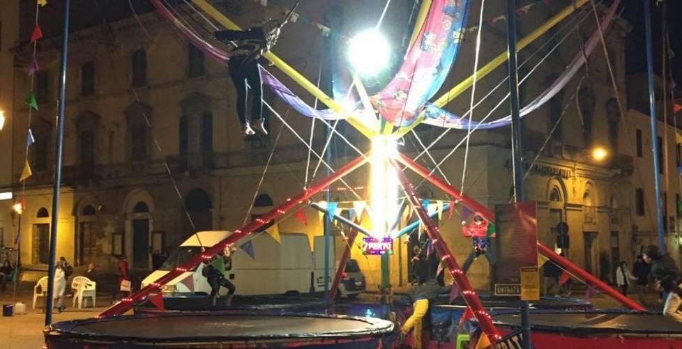 Giostra in piazza d’Italia, squarciati i tappeti elastici 