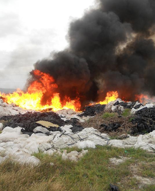 Cumuli di plastica bruciati, azienda agricola sequestrata