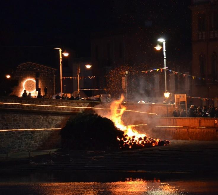 Quei giri intorno al falò, un voto per Sant’Antonio 