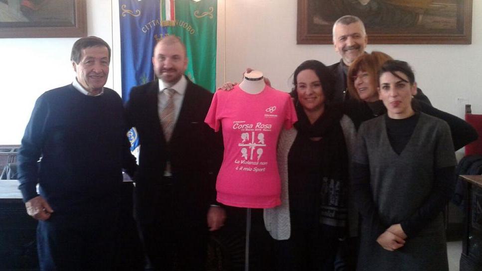 «No alla violenza»: tutti in strada per la Corsa rosa