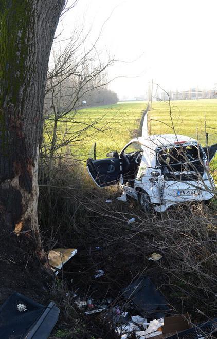 Sbanda e finisce in un campo Altro incidente in via Emilia