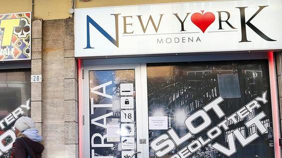 Vuole giocare ancora e minaccia: arrestato