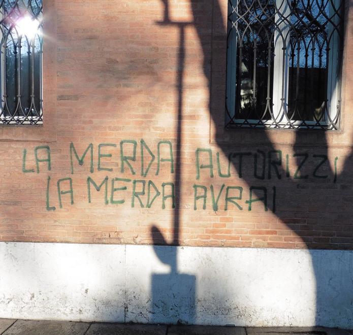 Ancora scritte: ripulito il muro in viale Martiri 