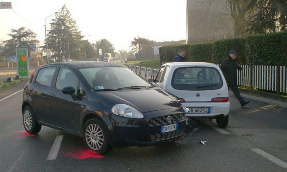 Scontro tra due auto sulla Virgiliana