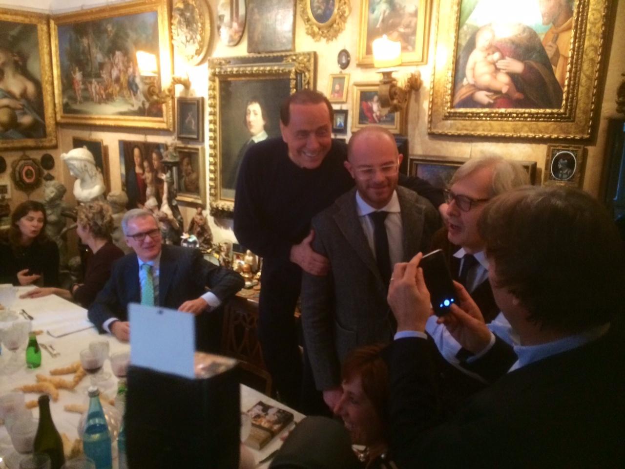 Berlusconi sale su una sedia per superare il sindaco di Ro
