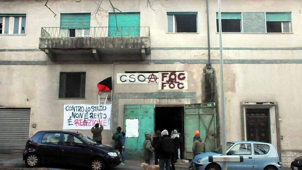 Vino e bandiera anarchica: inizia l’occupazione