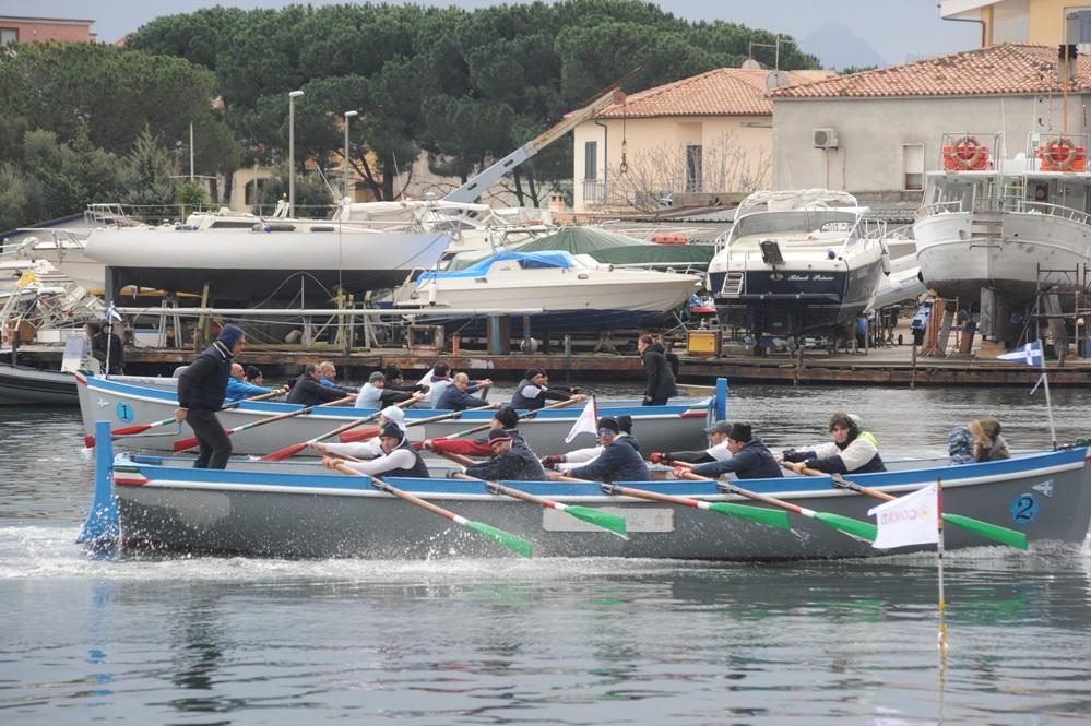 Rematori in azione nello specchio d'acqua davanti a via Redipuglia