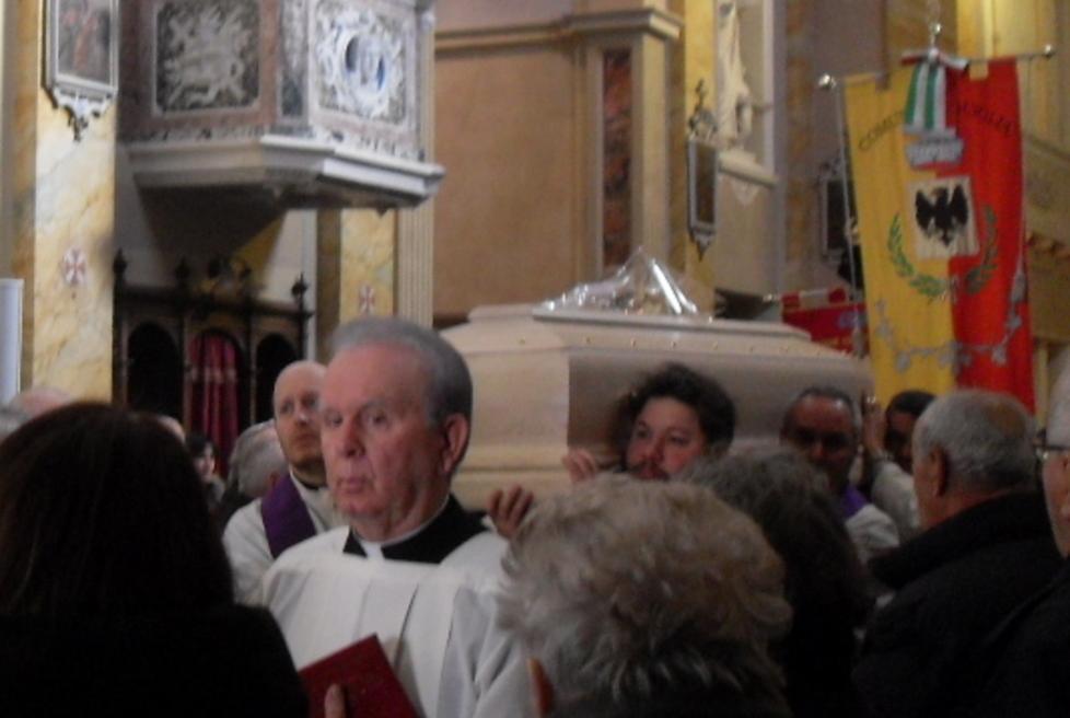 L’ultimo abbraccio di Guiglia a don Volta