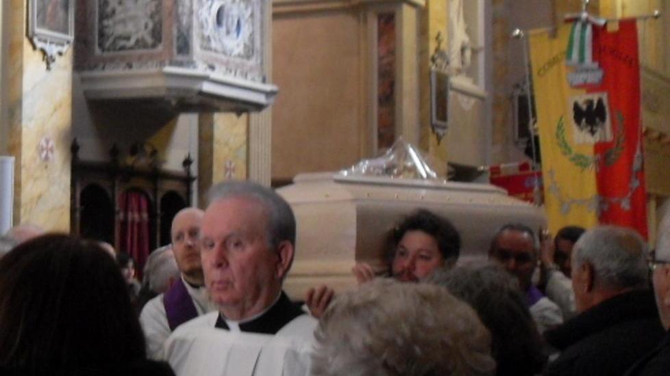 L’ultimo abbraccio di Guiglia a don Volta