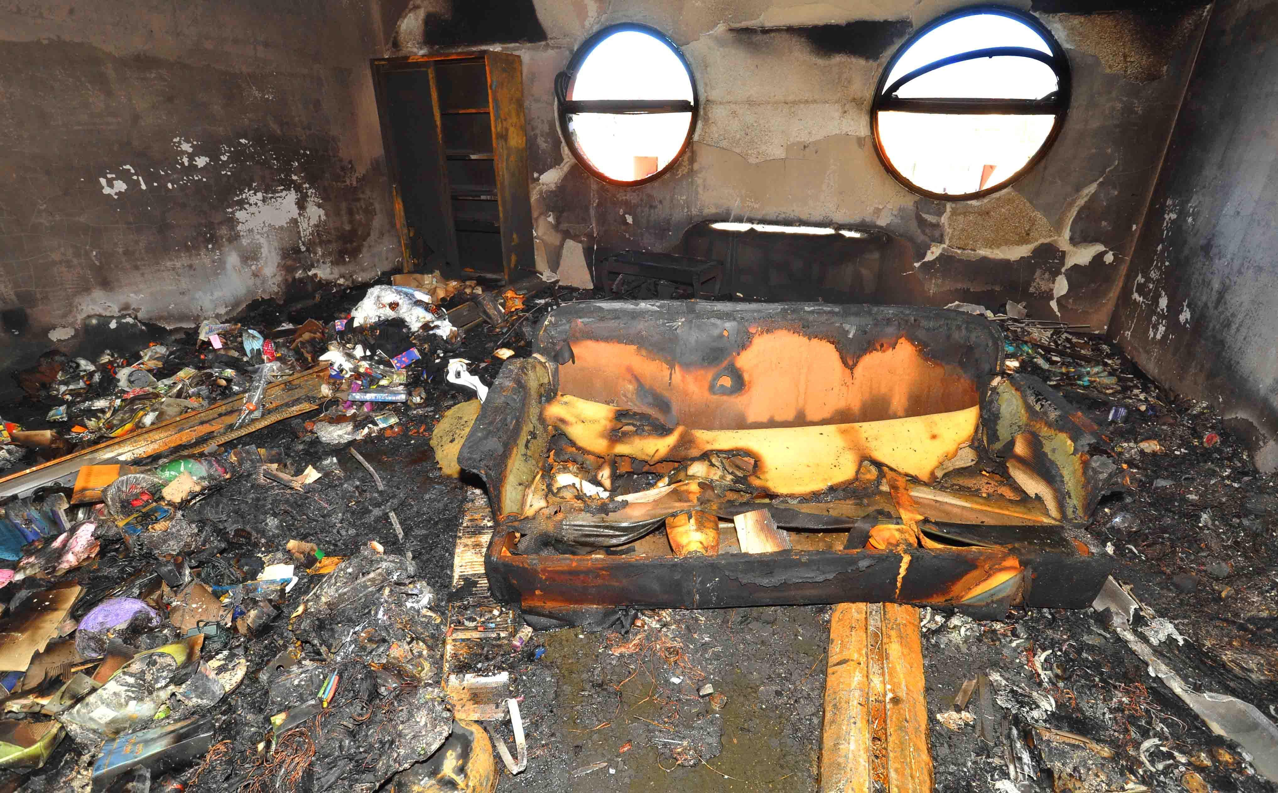 L'ufficio andato a fuoco nella notte in via dell'Annona (foto Gori)