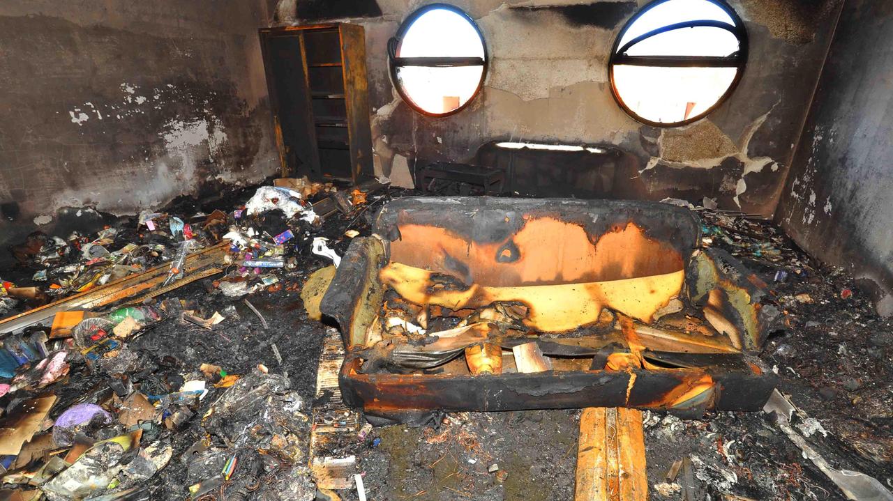 L'ufficio andato a fuoco nella notte in via dell'Annona (foto Gori)