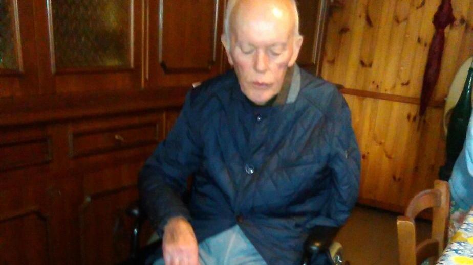 Carlo Tonelli sulla sedie a rotelle, vive in via Telesio e affronta mille ostacoli per uscire di casa