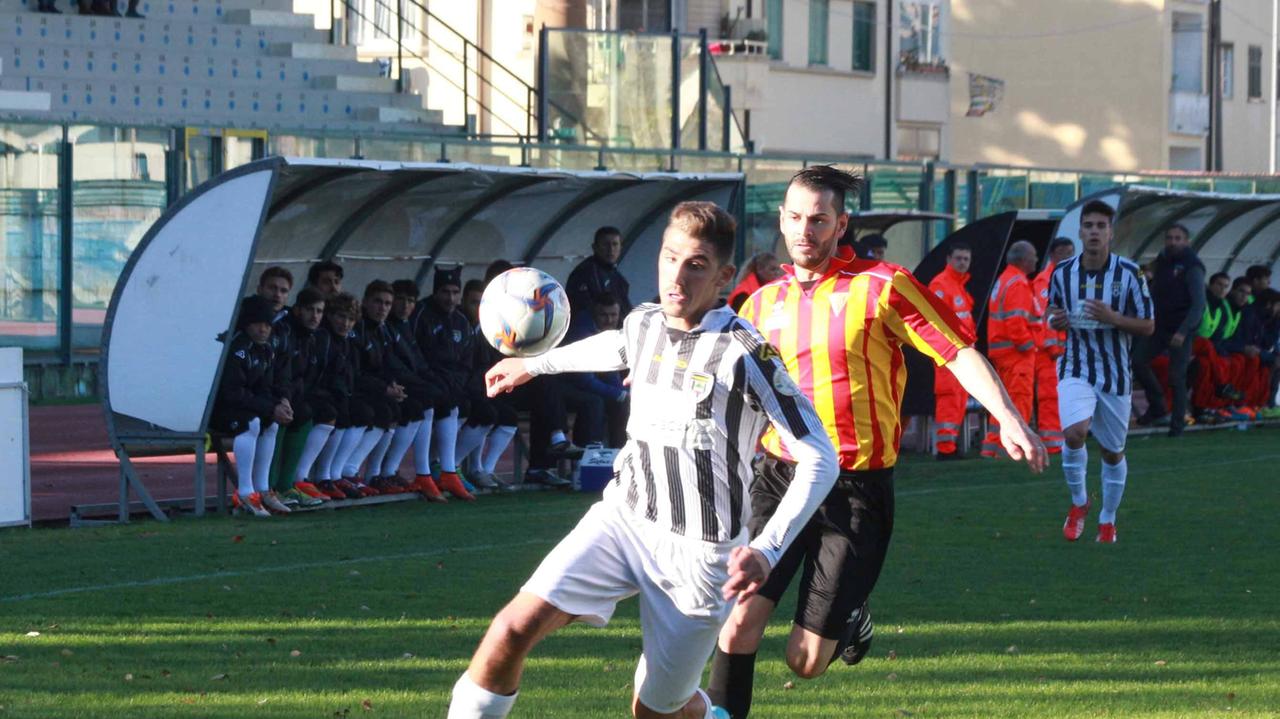 Lorenzo Sciapi in azione: suo il primo gol con la Colligiana