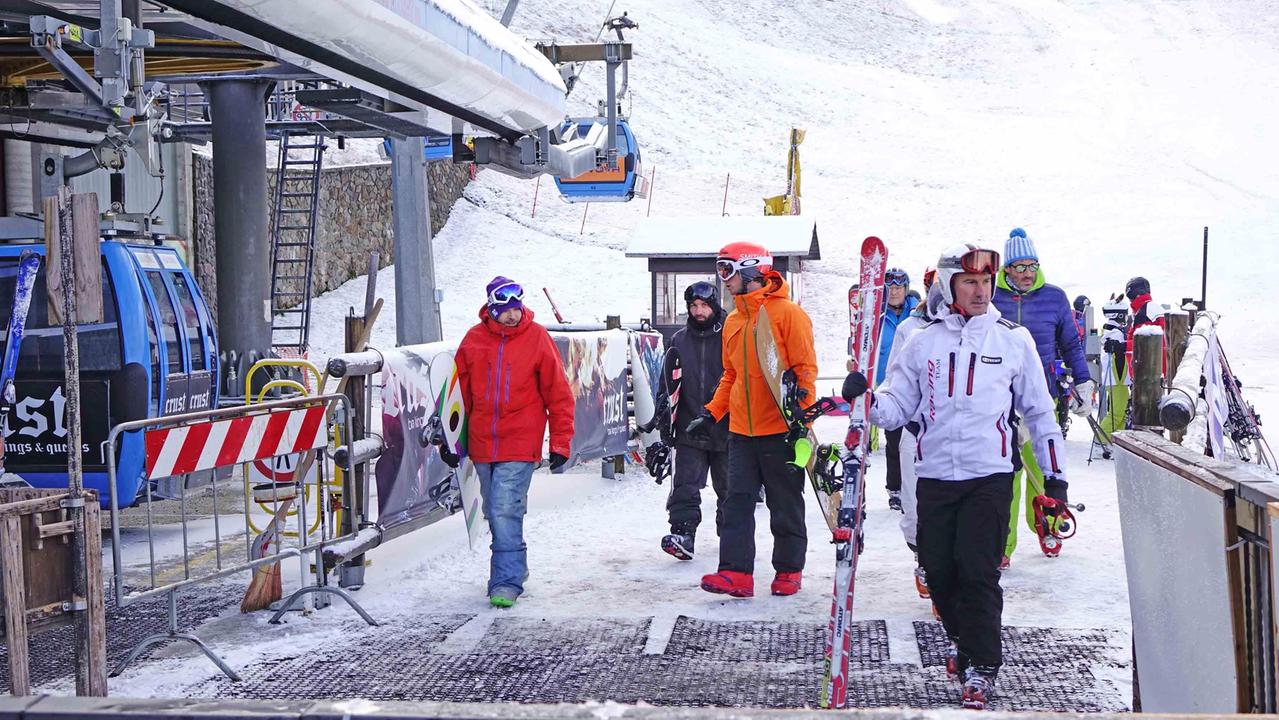 Dopo la nevicata, prima invasione degli sciatori sulle piste