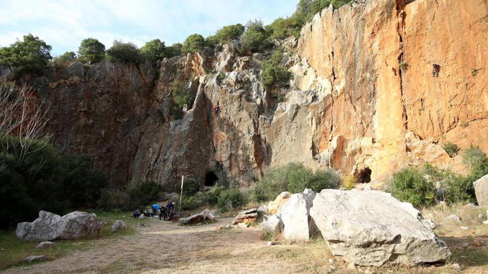 Climber in azione alla Cava Rossa di Monsummano (foto Nucci)