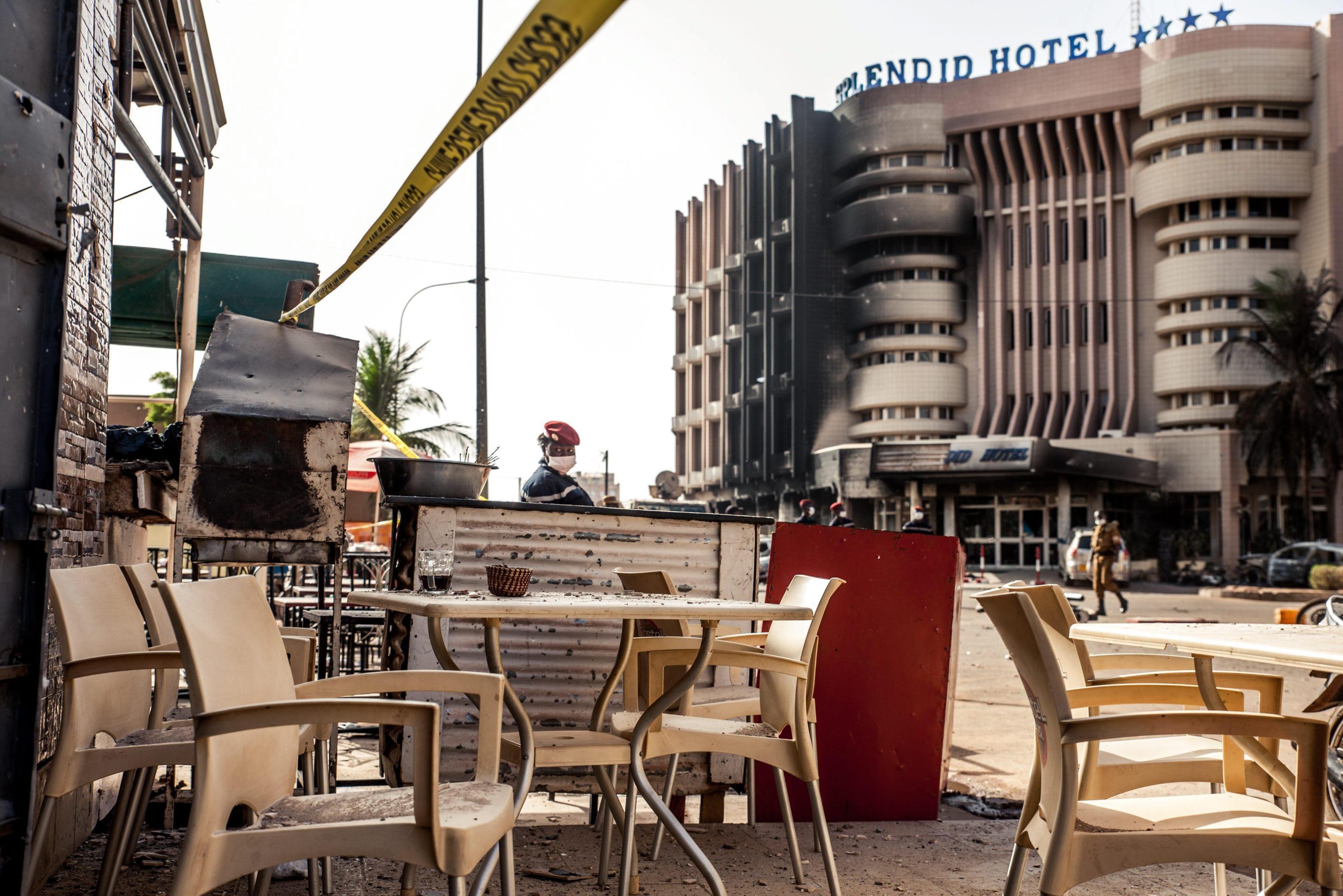 I tavoli del bar Cappuccino di fronte allo Splendi Hotel teatro dell'attentato