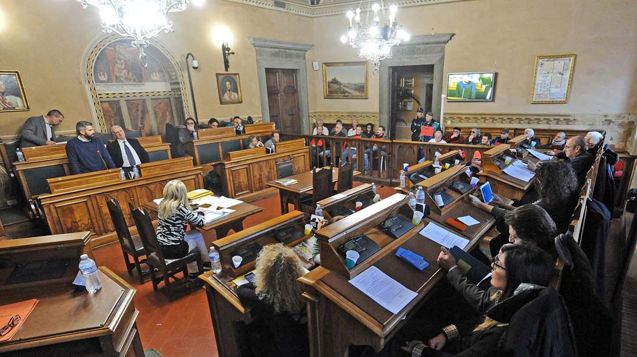 Una seduta del consiglio comunale in un’immagine di repertorio (foto PaBar)